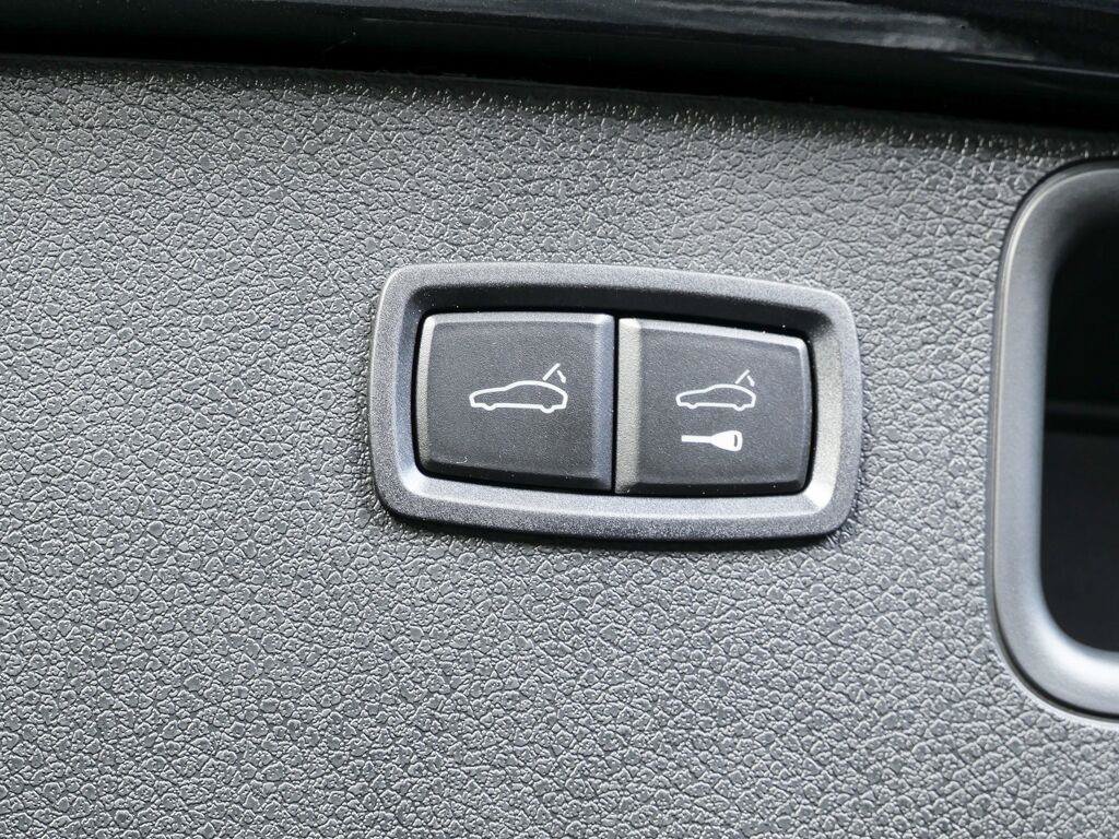 Certified 2026 Porsche Macan Turbo AWD/4WD image 30