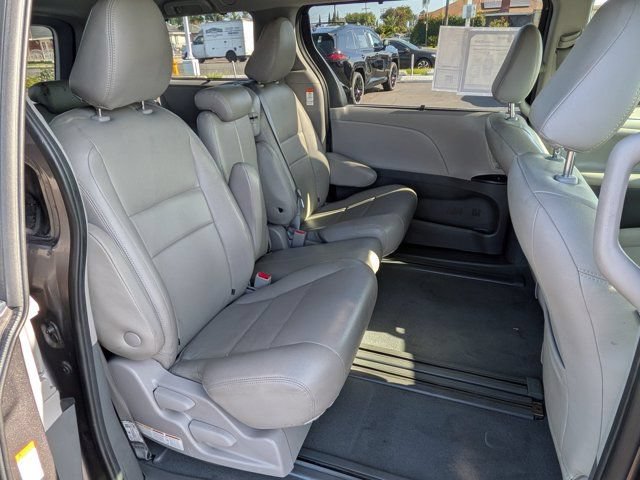Used 2020 Toyota Sienna LE w/ Carpet Mat Package FWD image 9