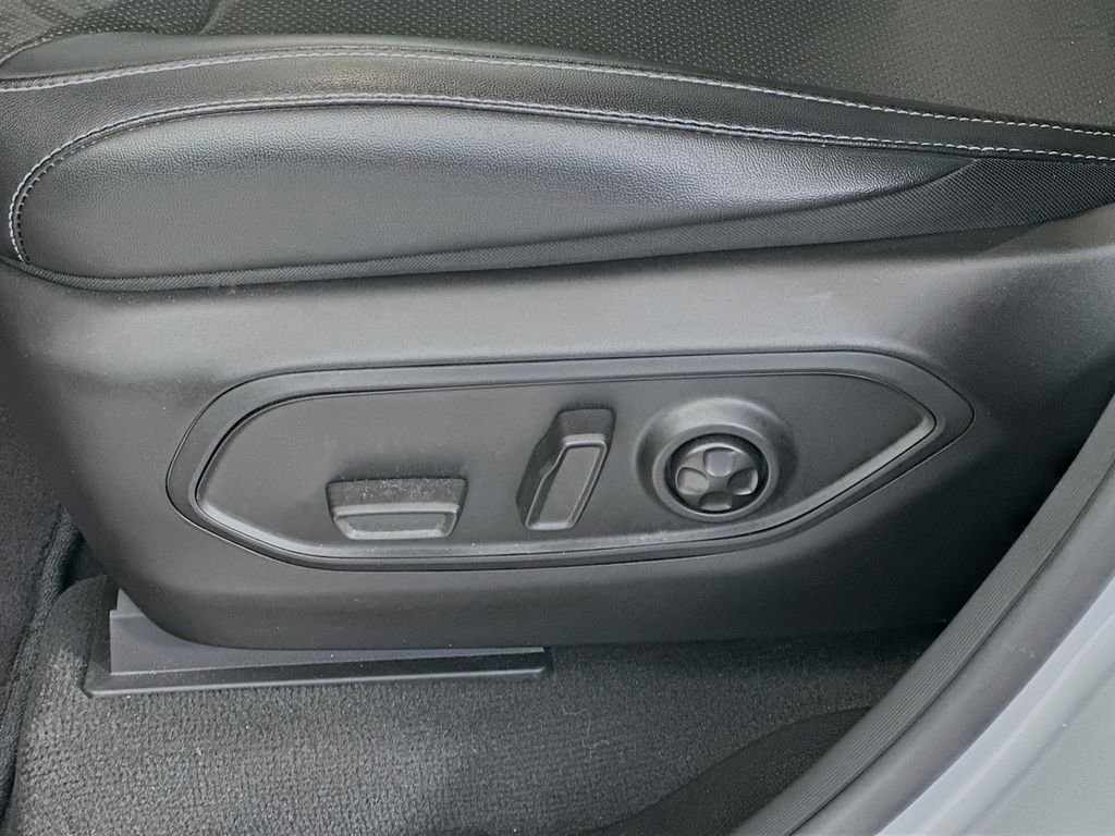 Used 2025 Jeep Grand Cherokee Altitude AWD/4WD image 21
