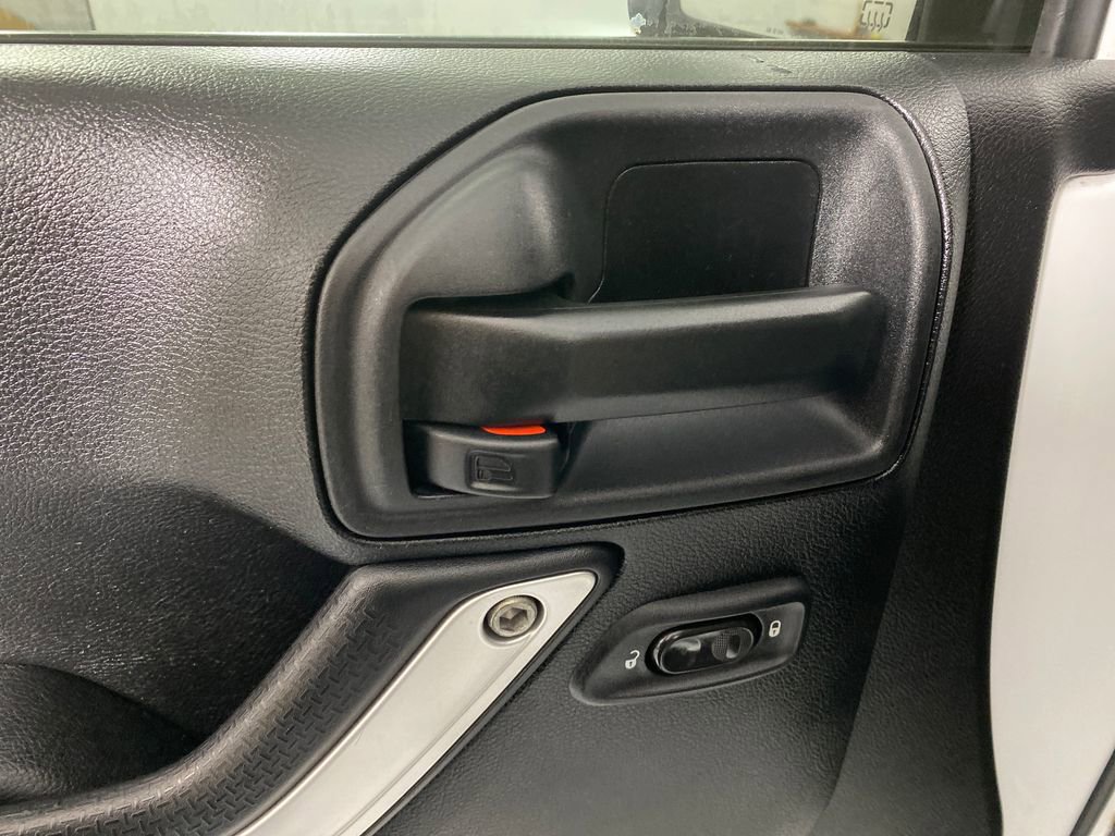 Used 2014 Jeep Wrangler Unlimited Rubicon w/ Connectivity Group image 12
