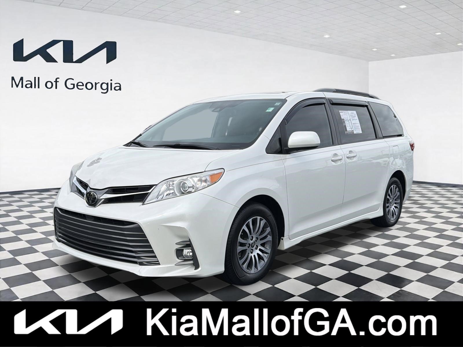 Used 2020 Toyota Sienna XLE Premium FWD image 1