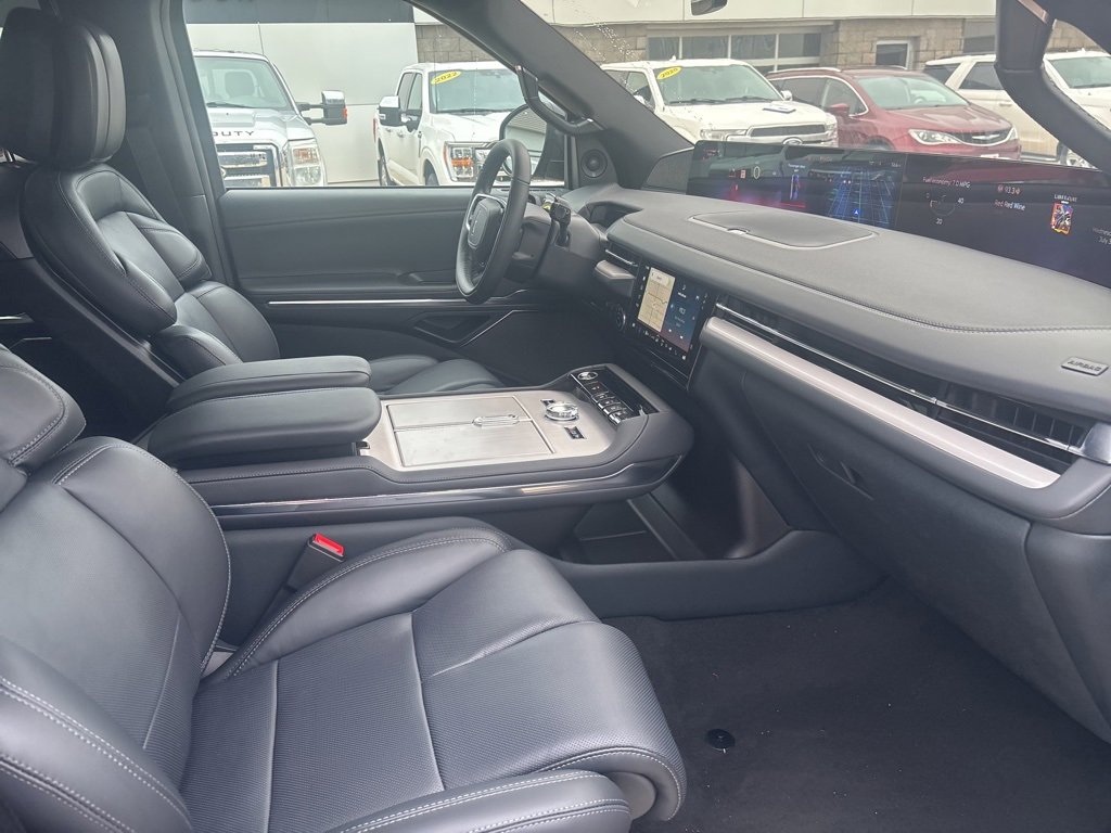 New 2025 Lincoln Navigator Reserve w/ Jet Appearance Package image 13