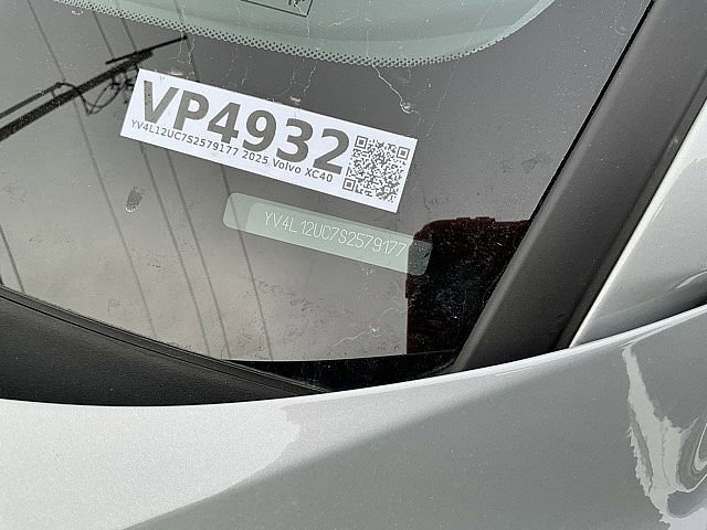 Used 2025 Volvo XC40 B5 Plus image 29