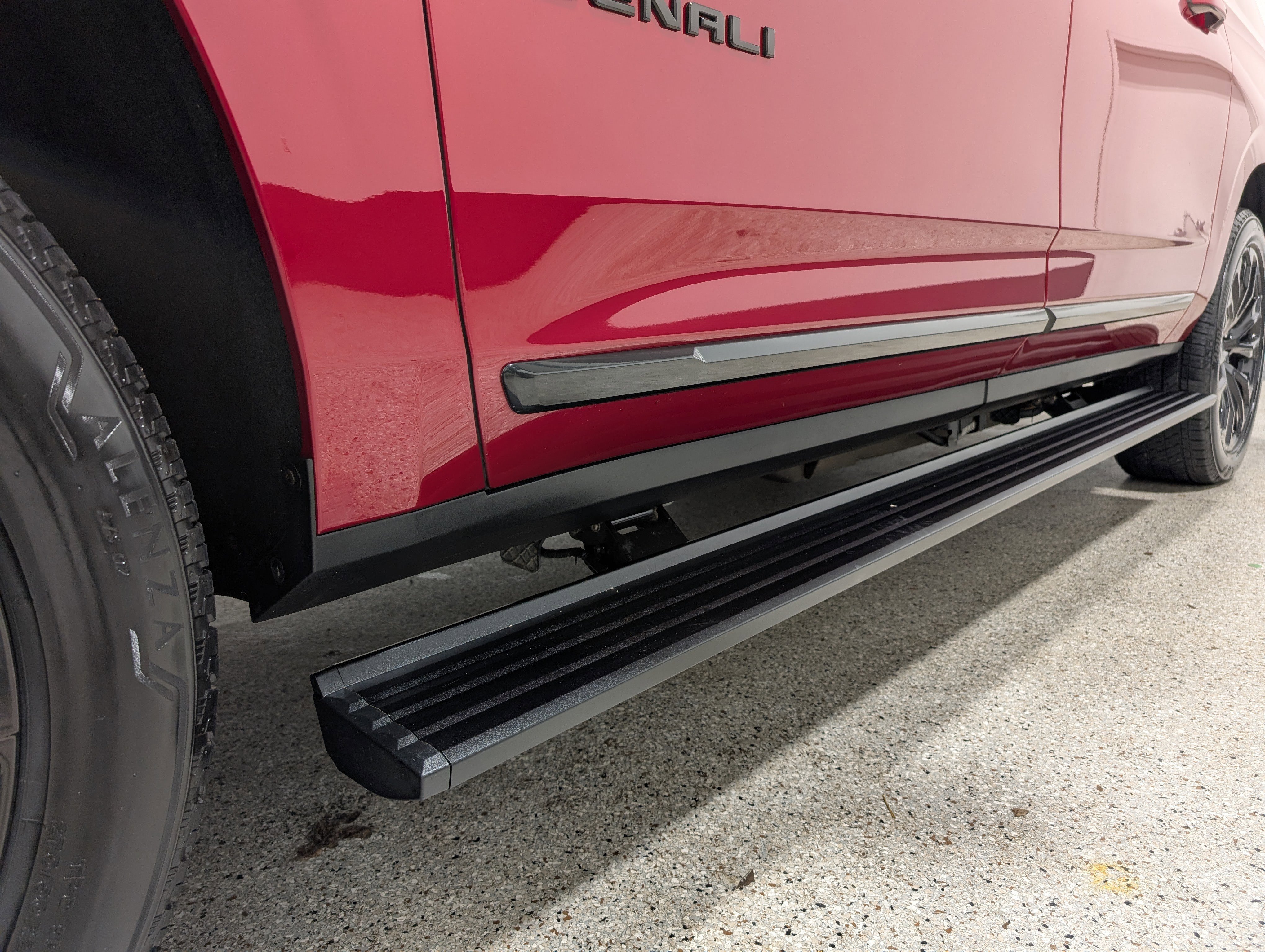 Used 2023 GMC Yukon XL Denali w/ Denali Reserve Package image 9