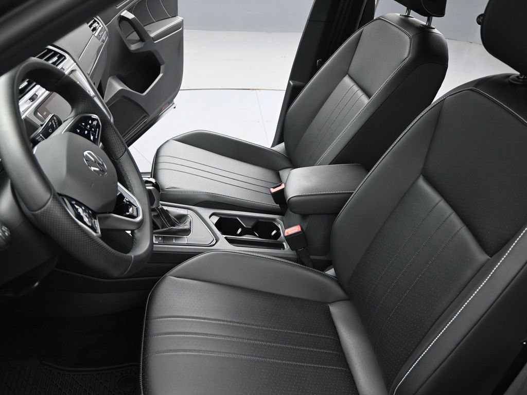 Used 2024 Volkswagen Tiguan SE R-Line image 13