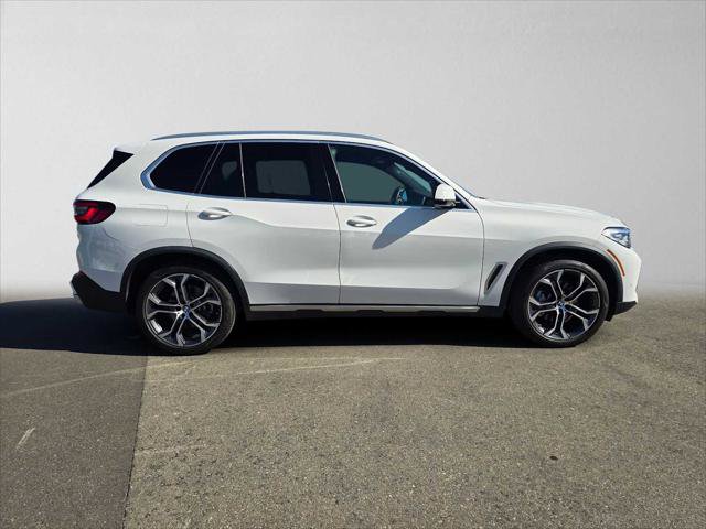 Used 2023 BMW X5 xDrive40i w/ Parking Assistance Package AWD/4WD image 2