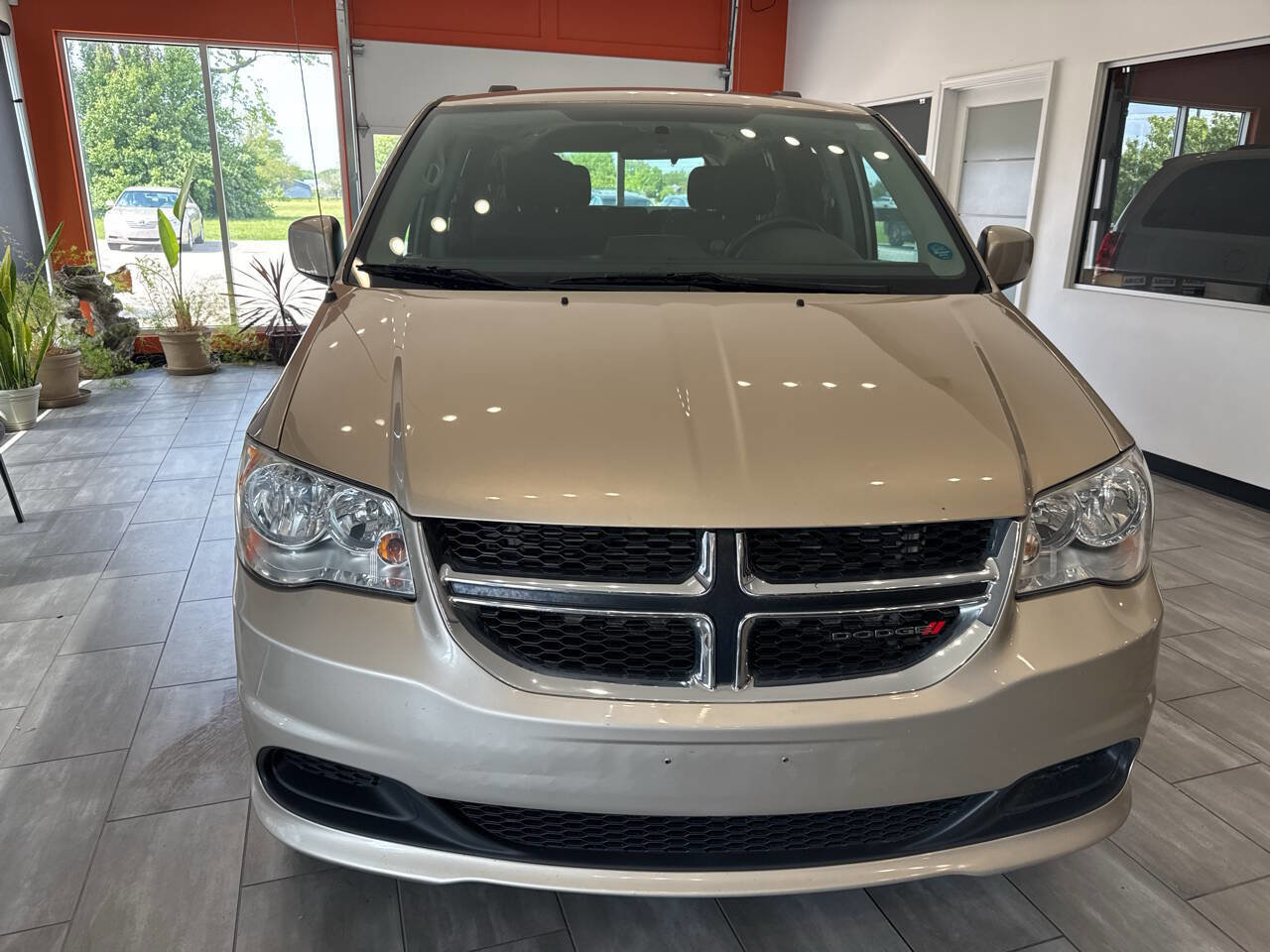Used 2016 Dodge Grand Caravan SXT w/ Rear Park Assist Package FWD image 7