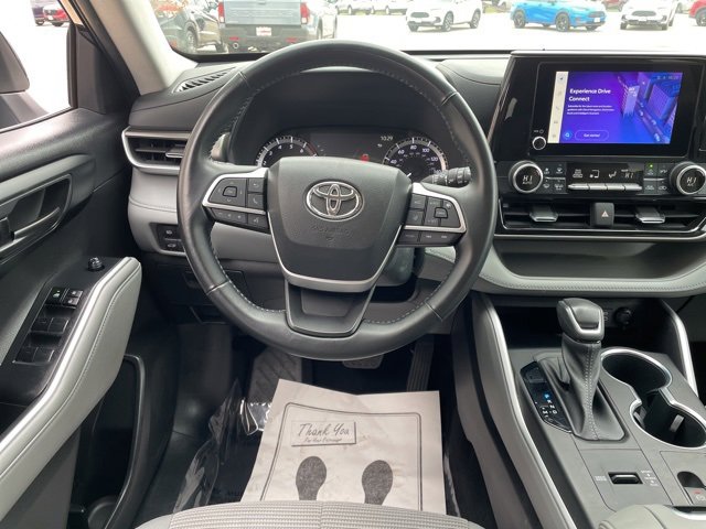 Used 2023 Toyota Highlander L image 12