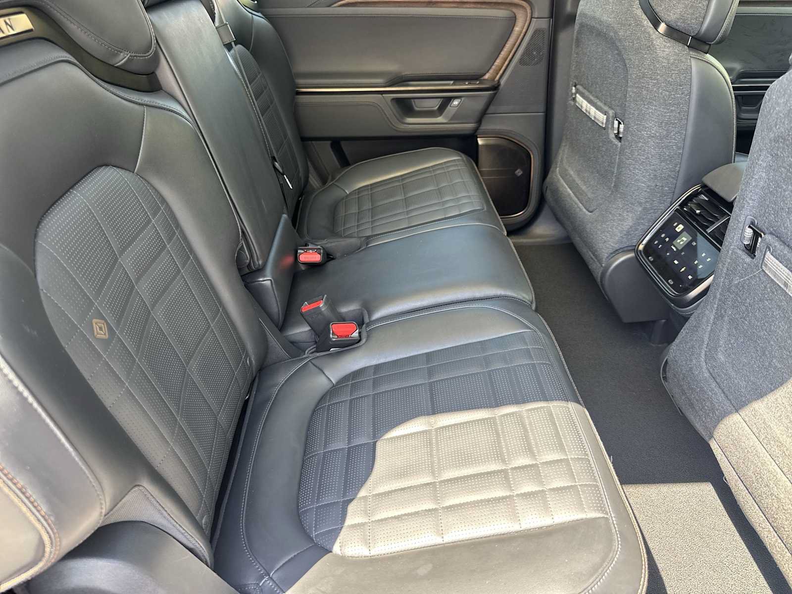 Used 2025 Rivian R1S Premium AWD/4WD image 16
