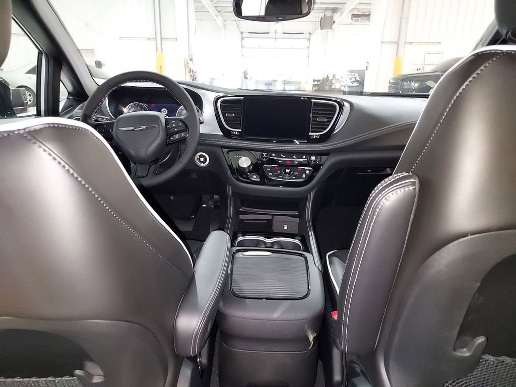 New 2026 Chrysler Pacifica Limited w/ S Appearance Package FWD image 10