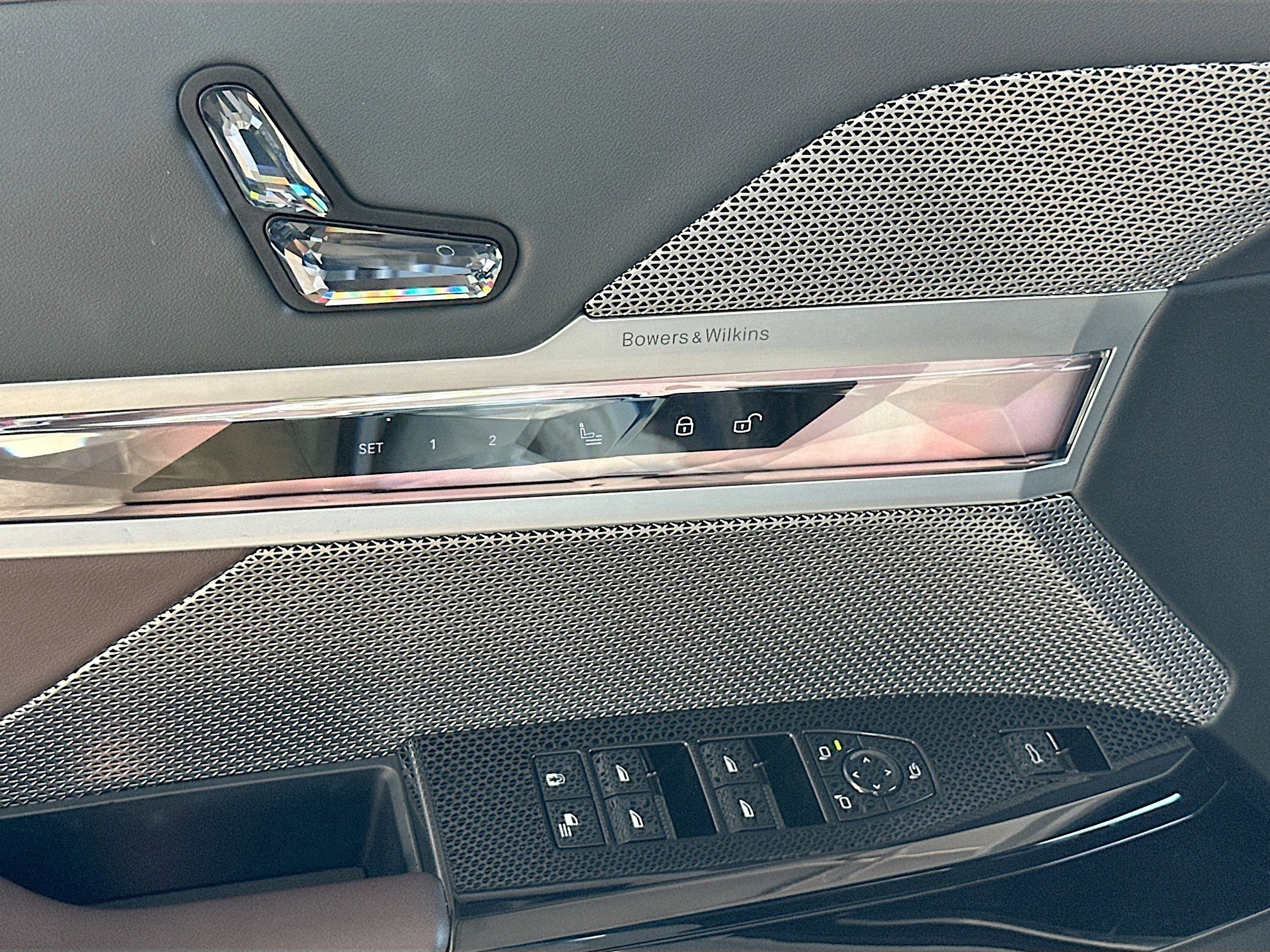 Used 2023 BMW 740i w/ Parking Assistance Package image 18