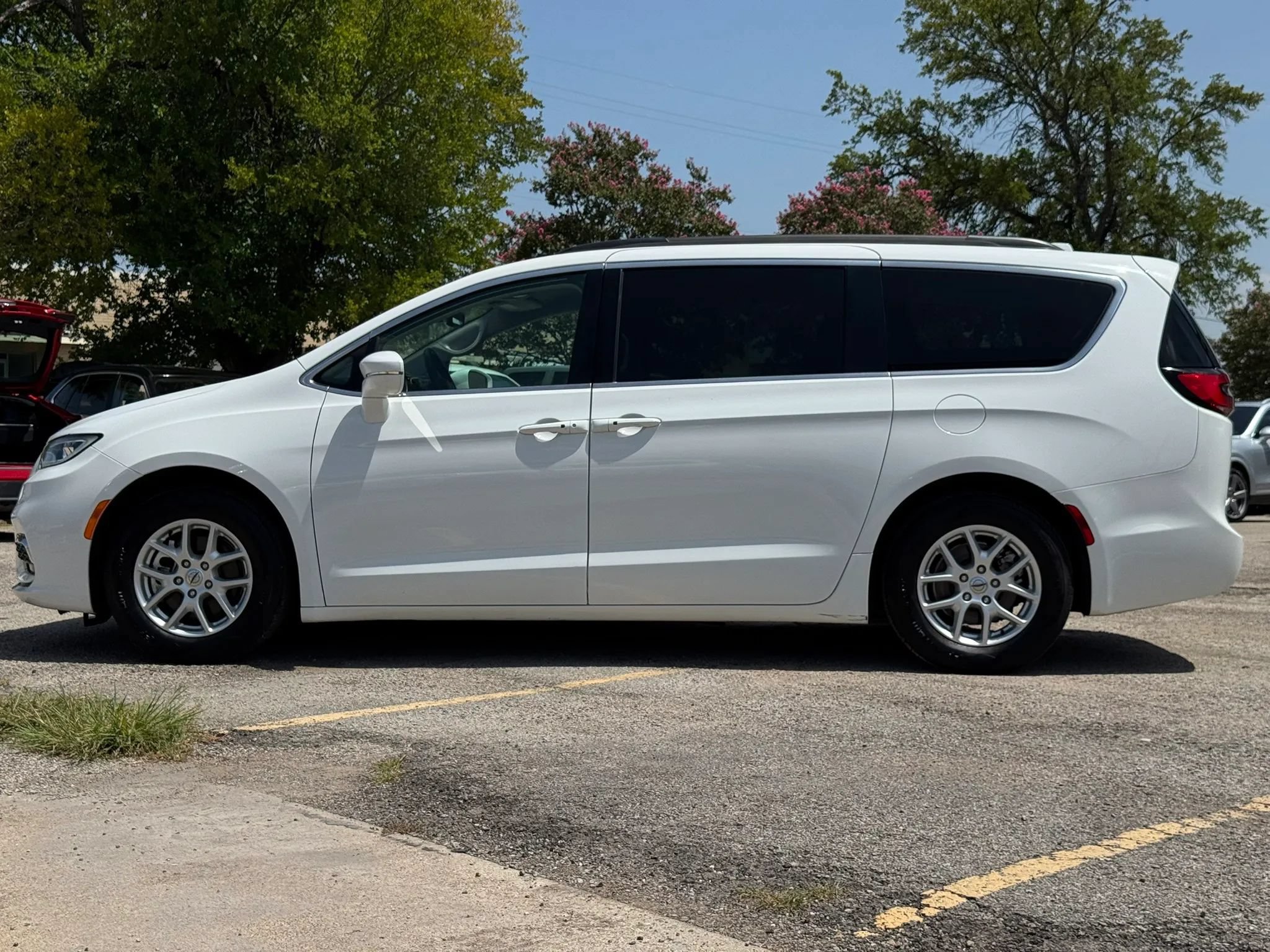 Used 2022 Chrysler Pacifica Touring-L FWD image 3