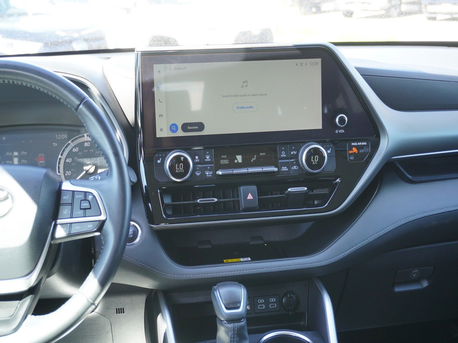 Used 2023 Toyota Highlander XLE image 18