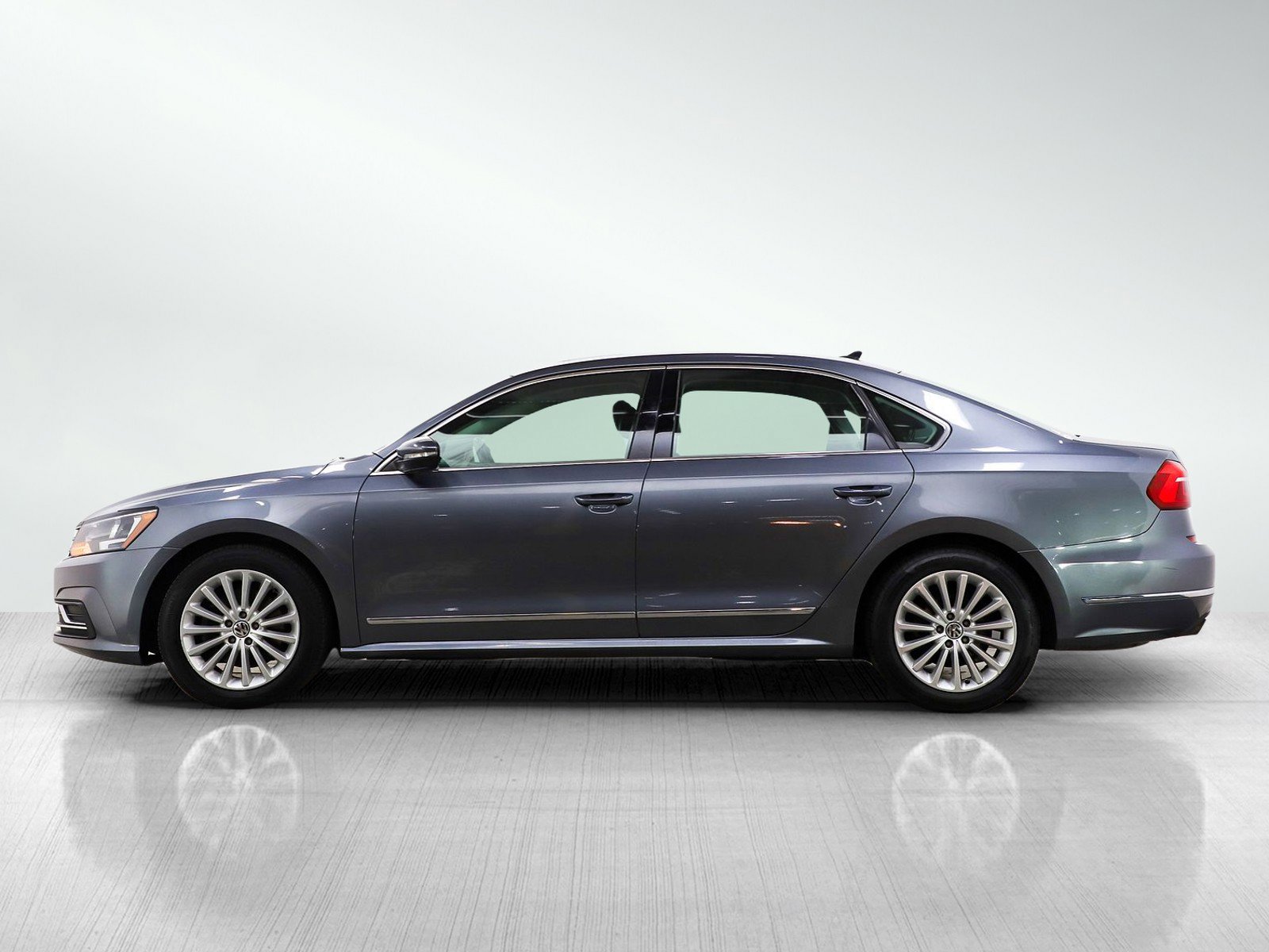 Used 2016 Volkswagen Passat 1.8T SE image 2