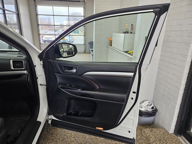 Used 2016 Toyota Highlander XLE image 16