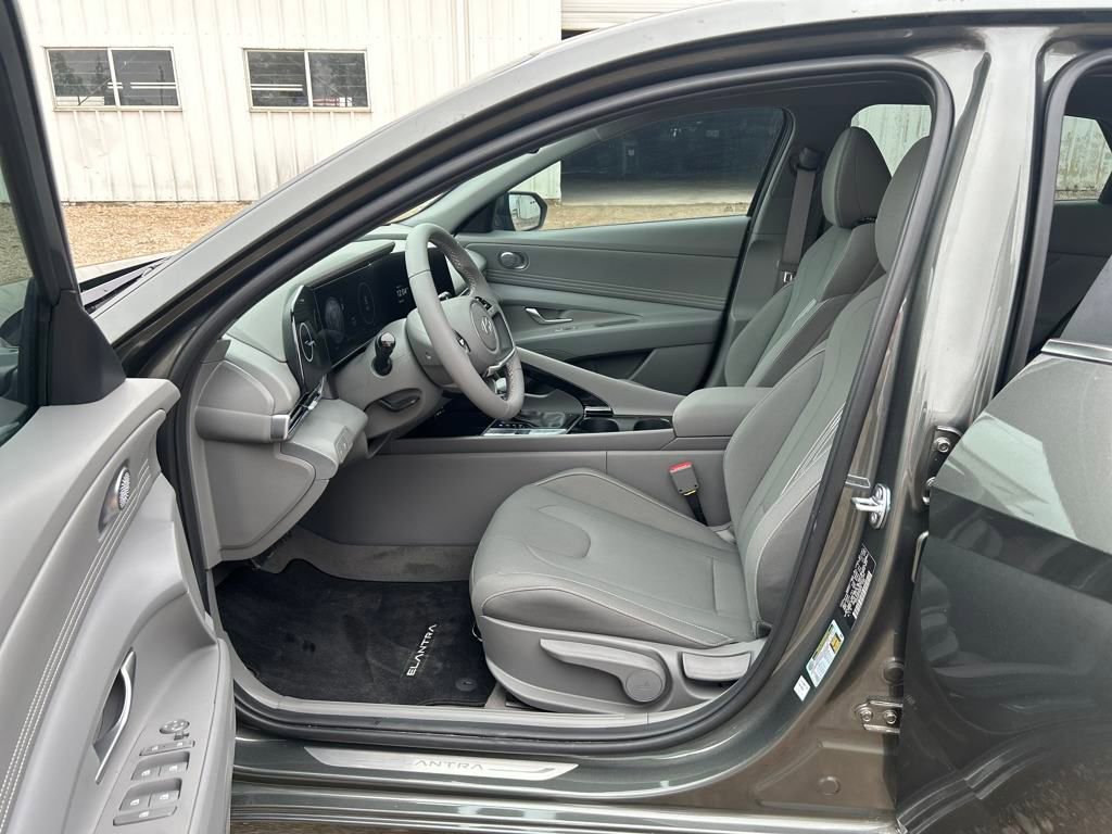 Used 2025 Hyundai Elantra SEL image 19
