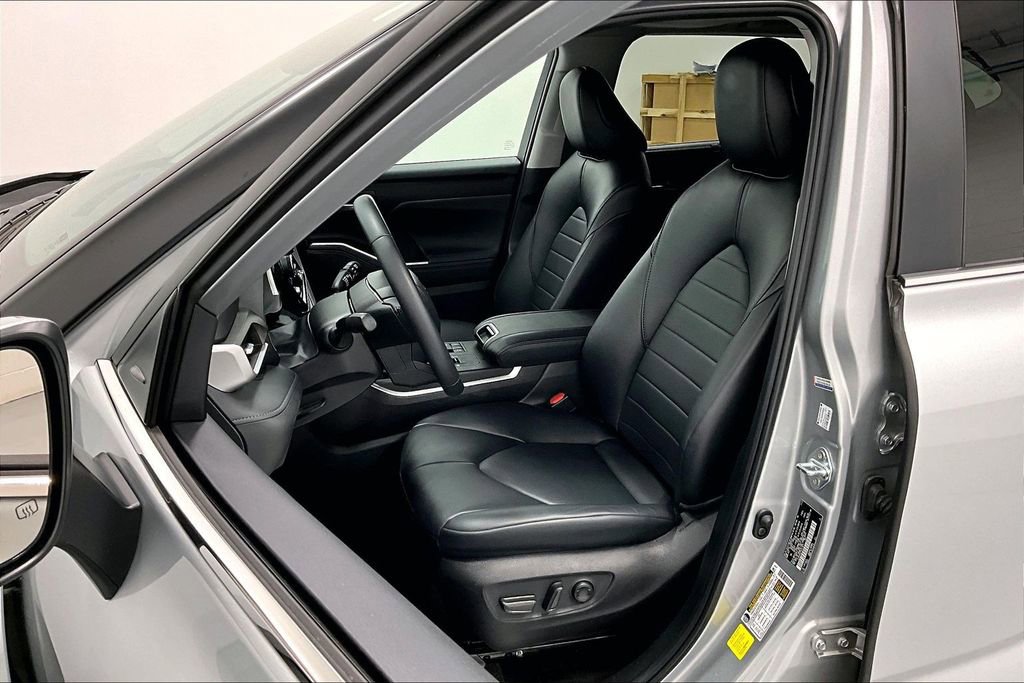 Used 2024 Toyota Highlander XLE image 33