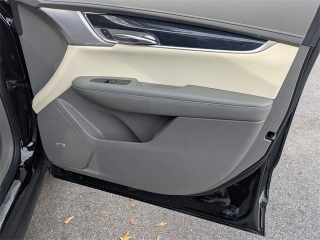 Used 2025 Cadillac XT6 Premium Luxury image 36