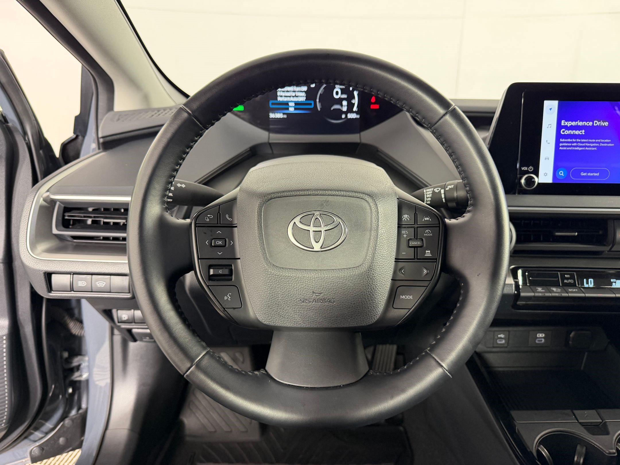 Used 2025 Toyota Prius LE FWD image 11
