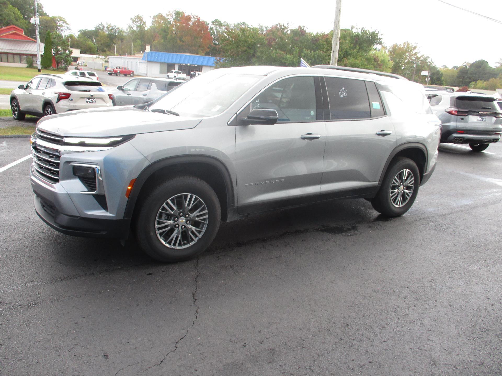 Used 2025 Chevrolet Traverse LT image 7
