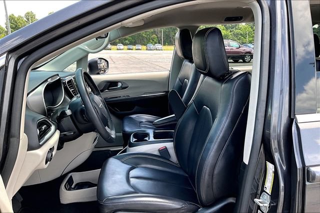 Used 2023 Chrysler Pacifica Touring-L FWD image 21