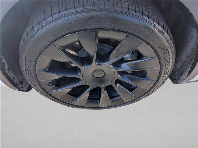 Used 2022 Tesla Model Y Long Range image 14