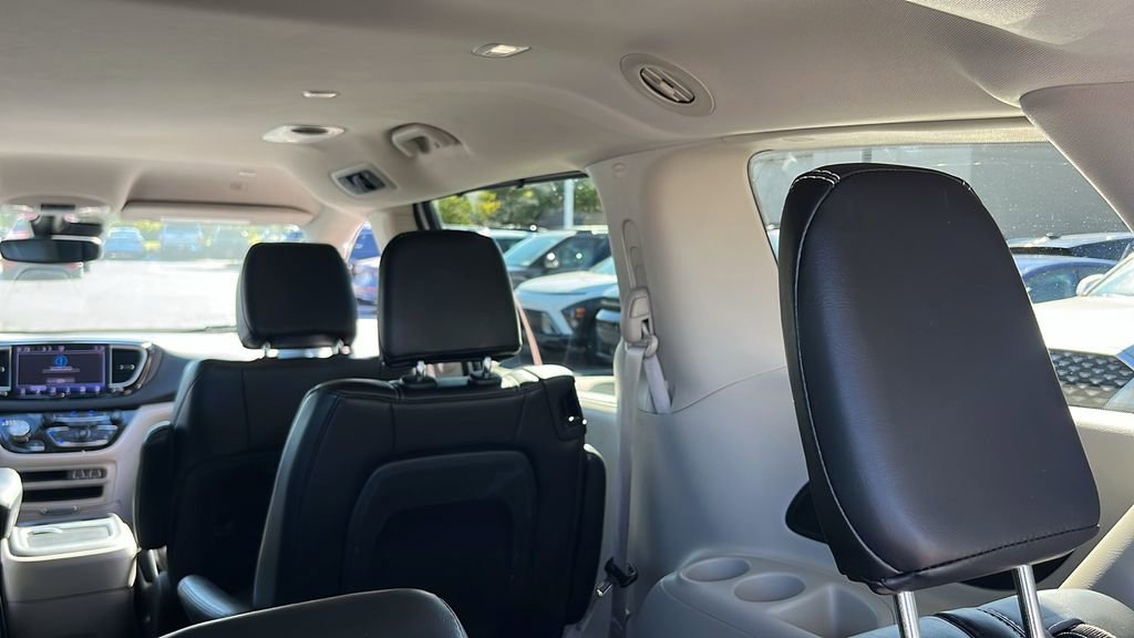 Used 2024 Chrysler Pacifica Touring-L image 40