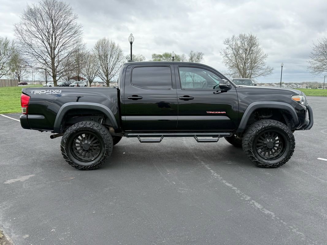 Used 2017 Toyota Tacoma TRD Off-Road w/ Premium & Technology Package image 4