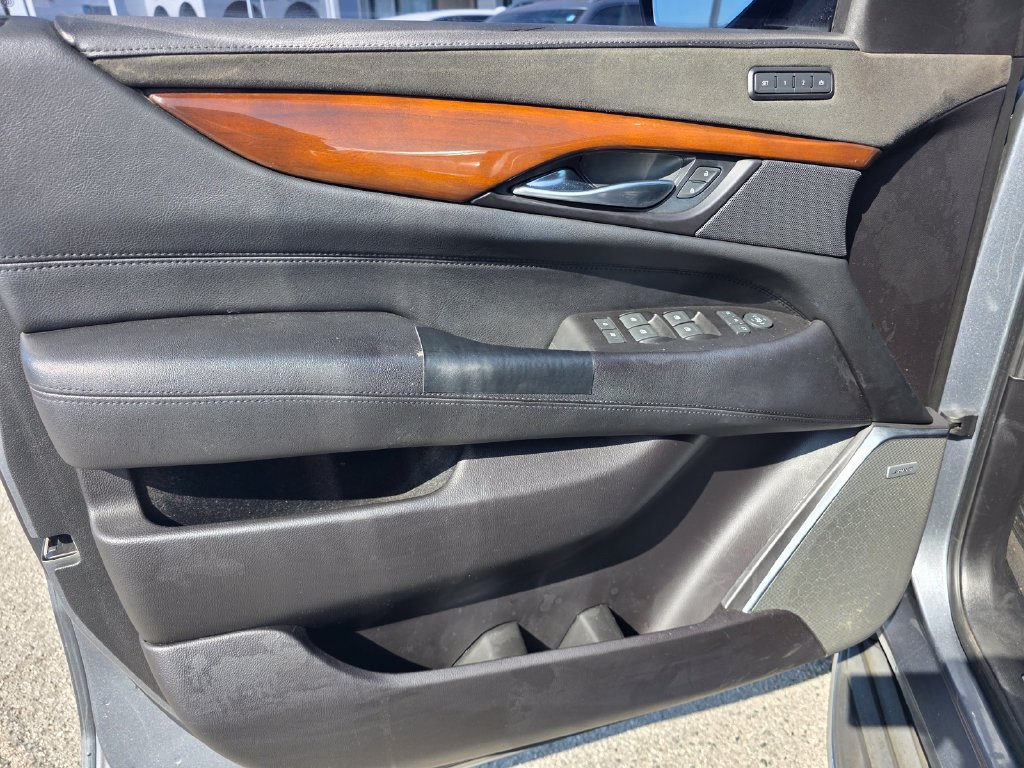 Used 2020 Cadillac Escalade Luxury RWD image 13