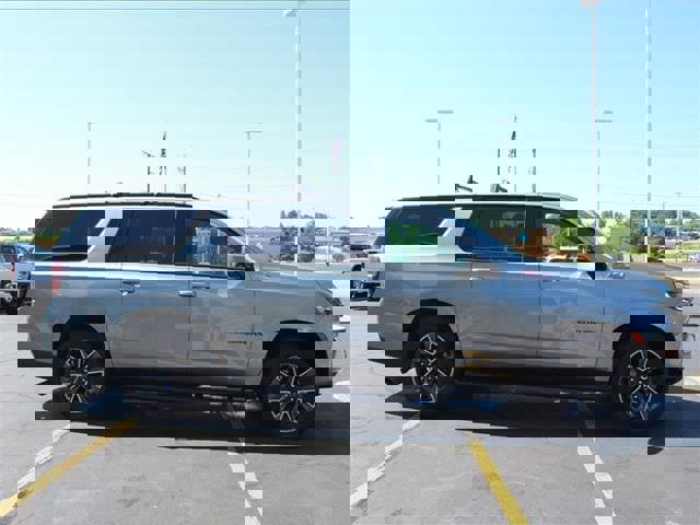 Used 2023 Chevrolet Suburban Z71 image 4