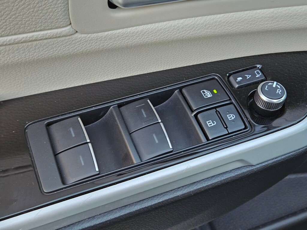 Used 2025 Toyota Sienna Platinum image 15