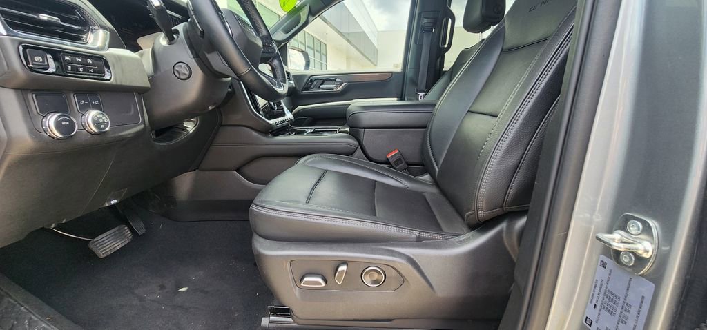 Used 2025 GMC Yukon XL Denali RWD image 15