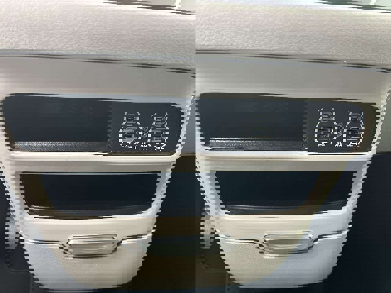 Used 2024 Chrysler Pacifica Touring-L image 24