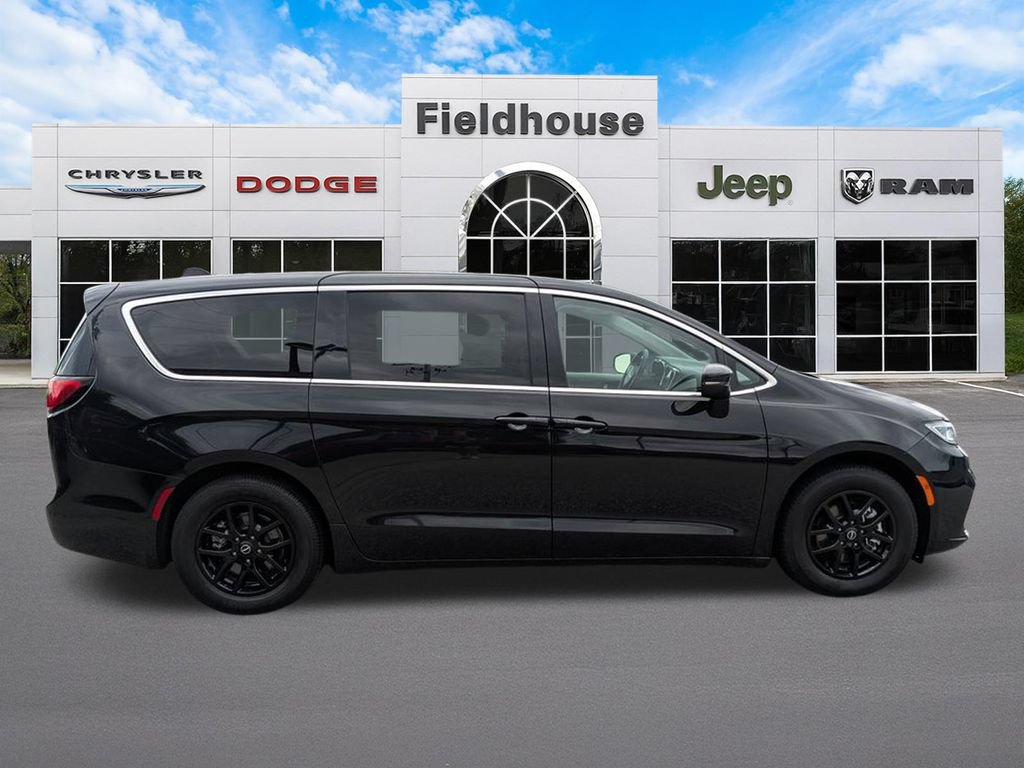 Used 2023 Chrysler Pacifica Touring-L FWD image 9