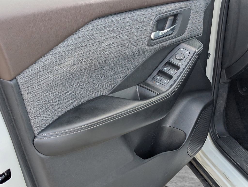 Used 2023 Nissan Rogue SV FWD image 15