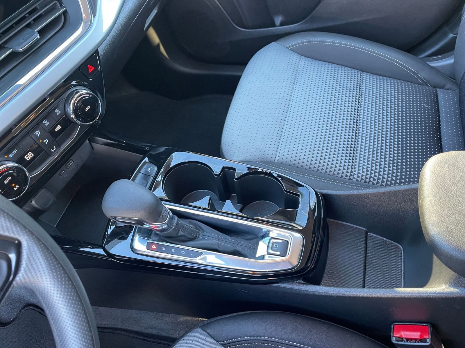 Used 2025 Chevrolet Trax LT image 40