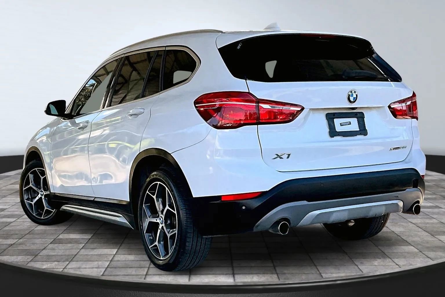 Used 2018 BMW X1 xDrive28i AWD/4WD image 4