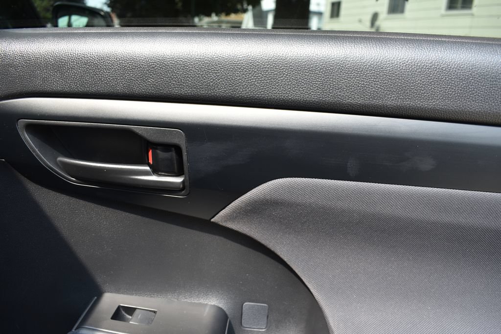 Used 2025 Toyota Highlander LE FWD image 25