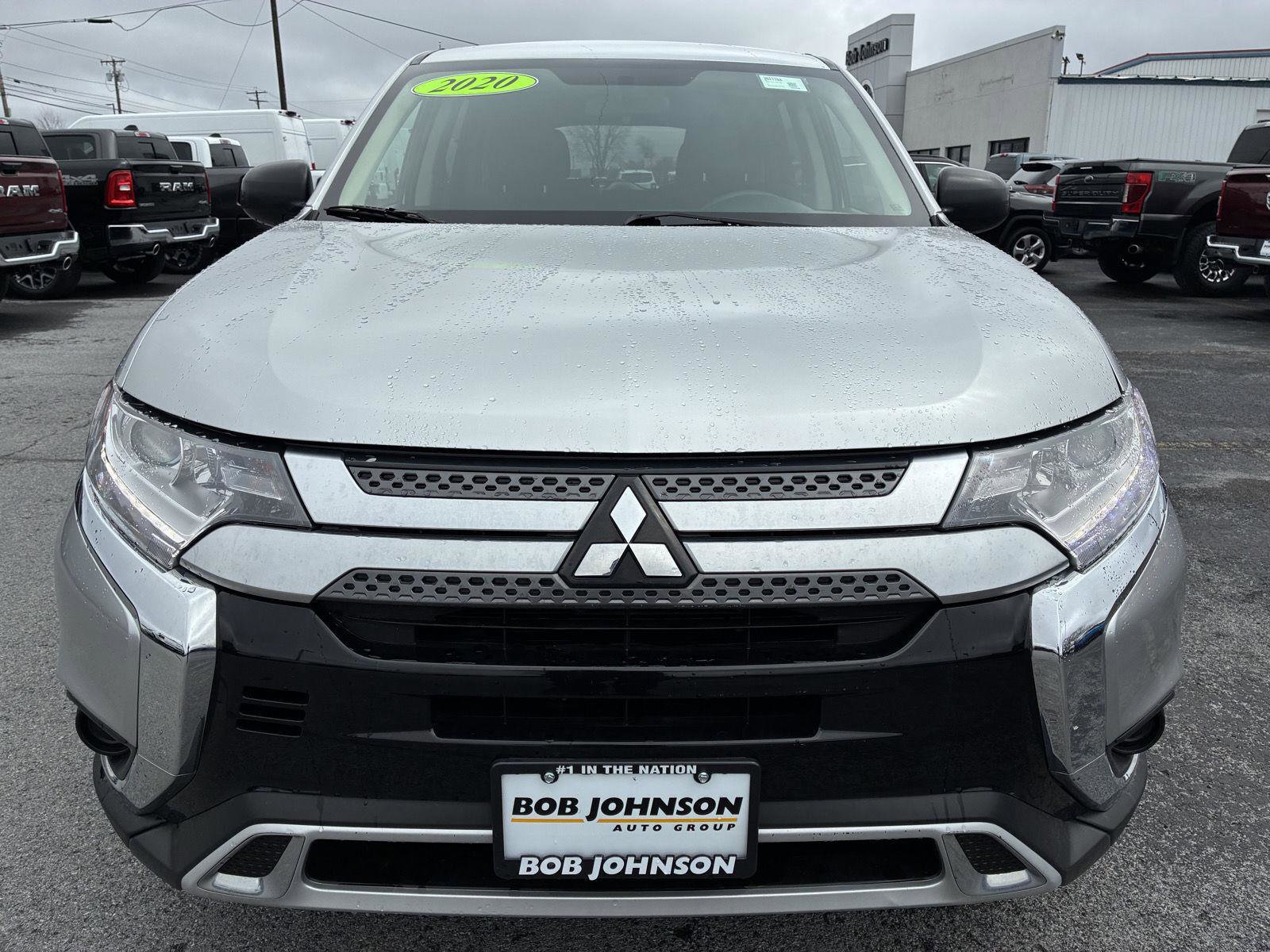 Used 2020 Mitsubishi Outlander SE image 2