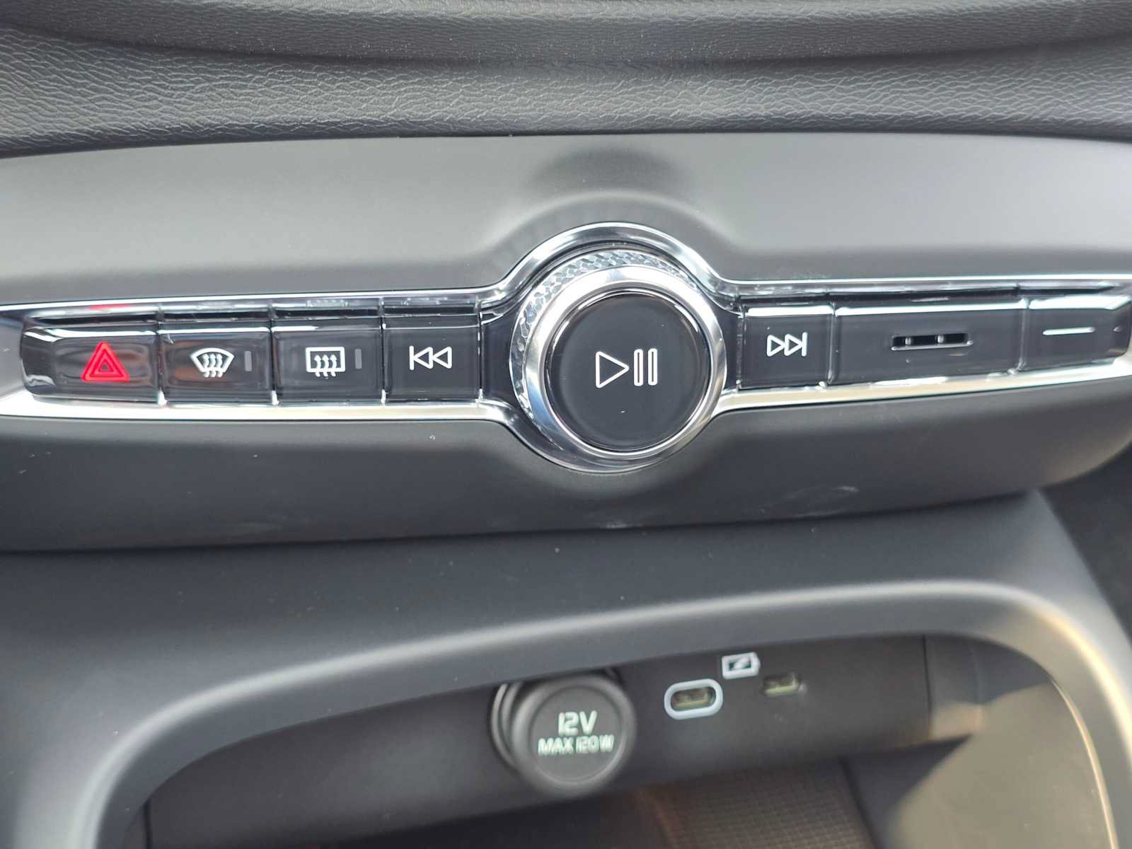 New 2026 Volvo XC40 B5 Plus w/ Protection Package Premier AWD/4WD image 29