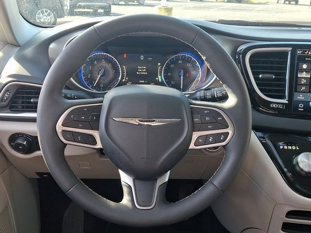 Used 2024 Chrysler Pacifica Touring-L image 19