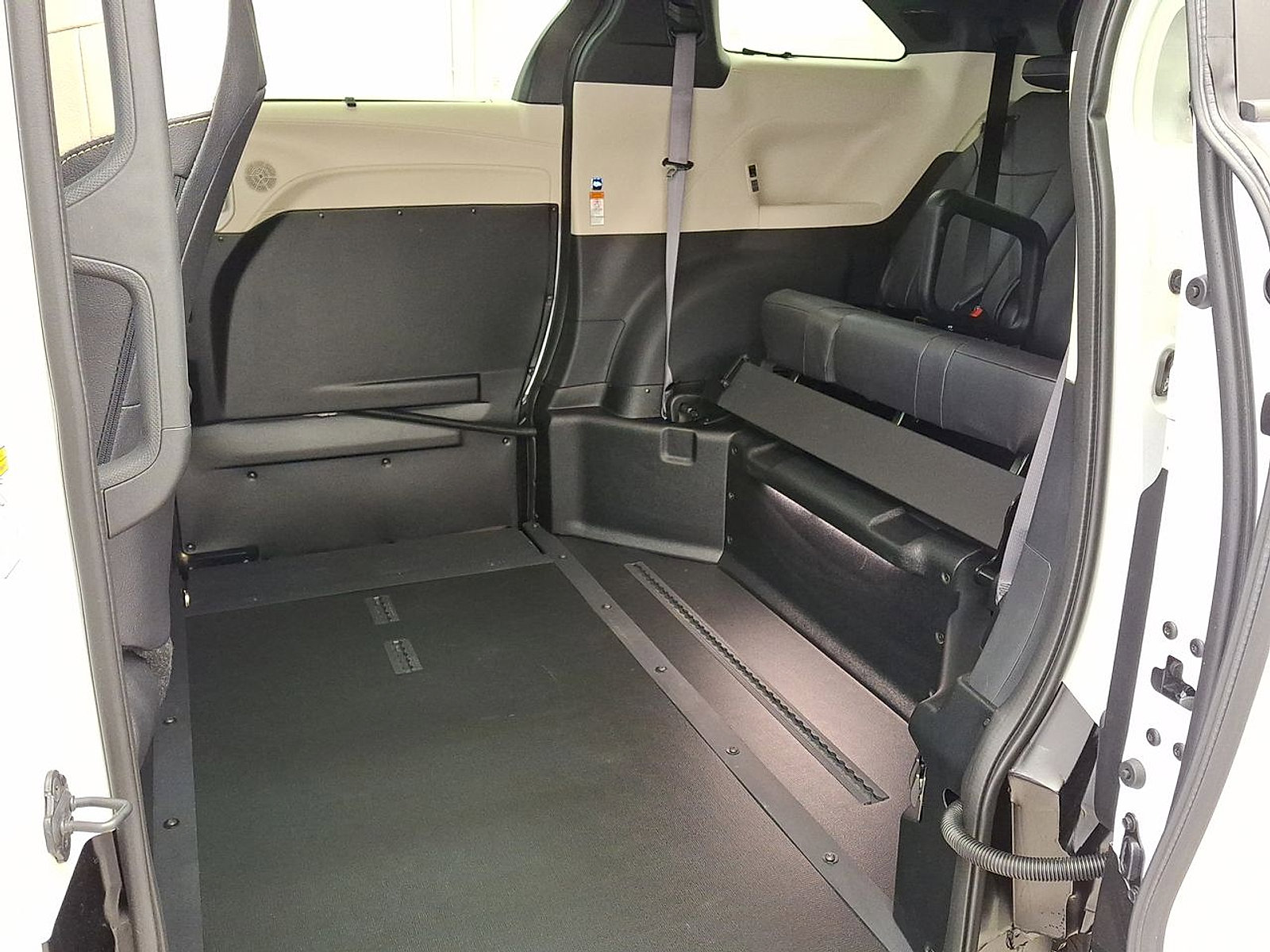Used 2026 Toyota Sienna Limited FWD image 20