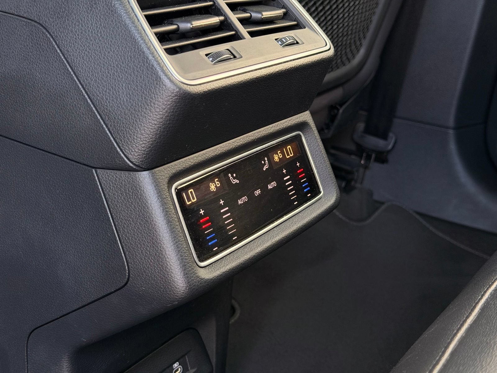 Used 2022 Audi e-tron Premium w/ Towing Package AWD/4WD image 25