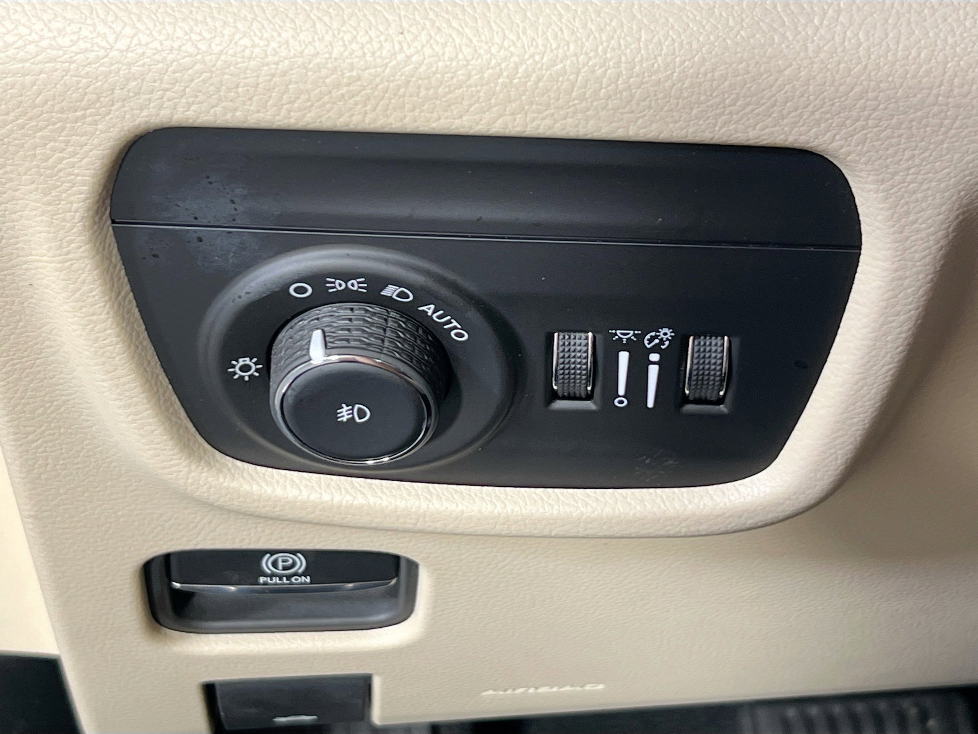 Used 2023 Jeep Grand Cherokee Limited w/ Luxury Tech Group II image 10