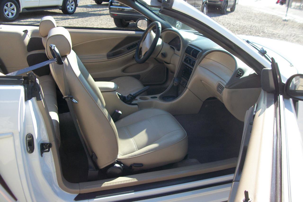 Used 2004 Ford Mustang Deluxe Convertible image 7