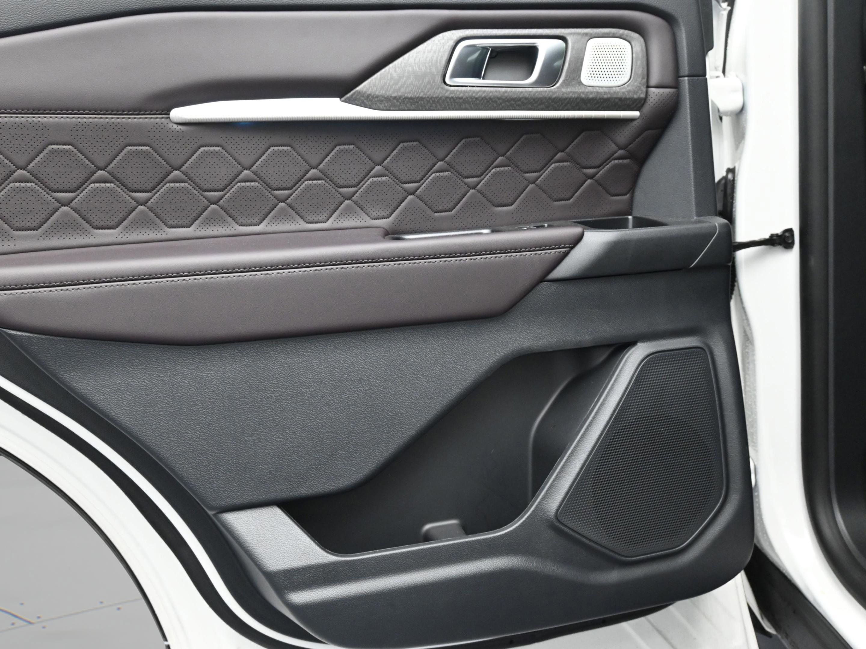 Used 2025 Ford Explorer Platinum w/ Ultimate Package image 12