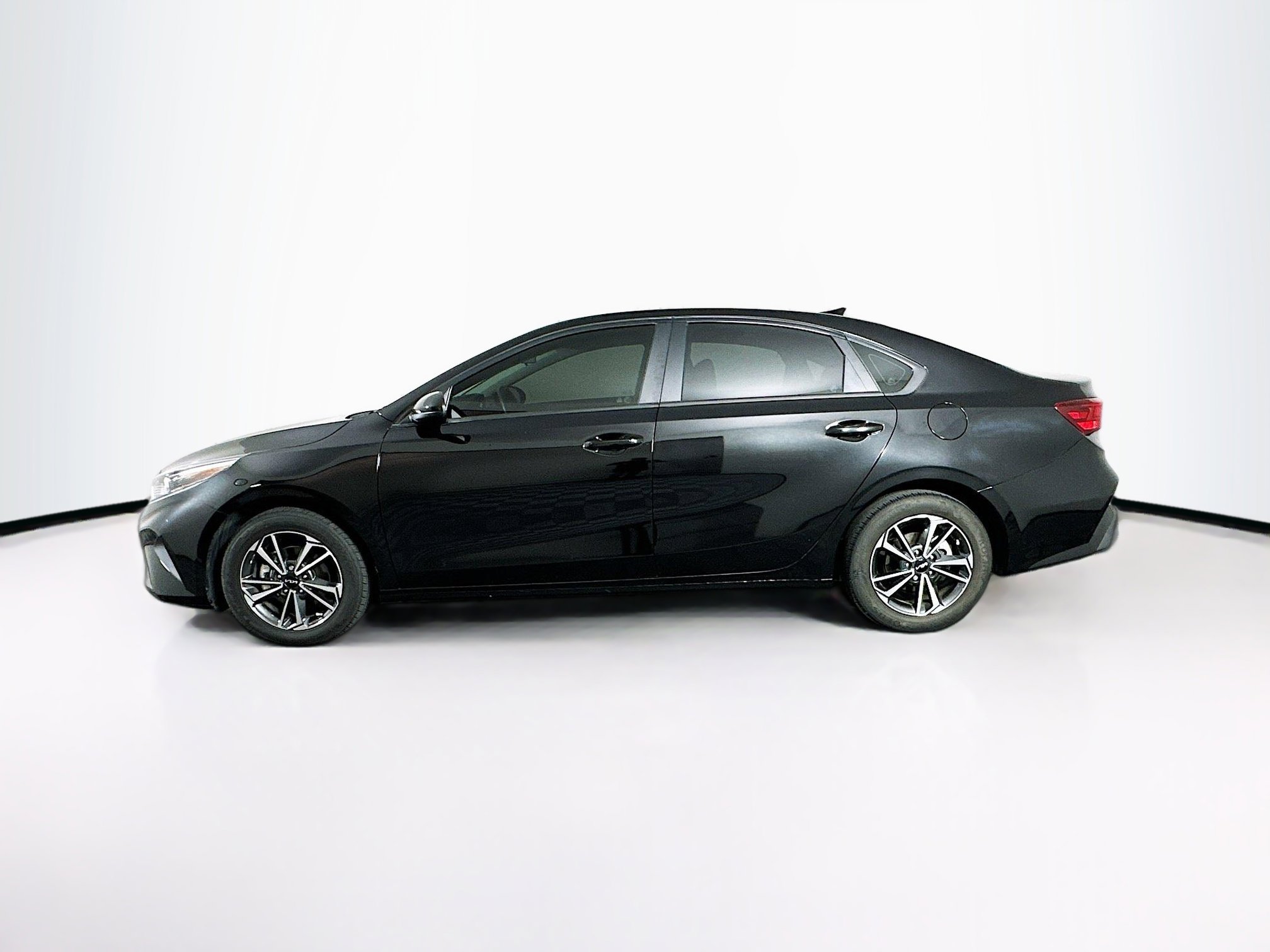 Used 2023 Kia Forte LXS image 4
