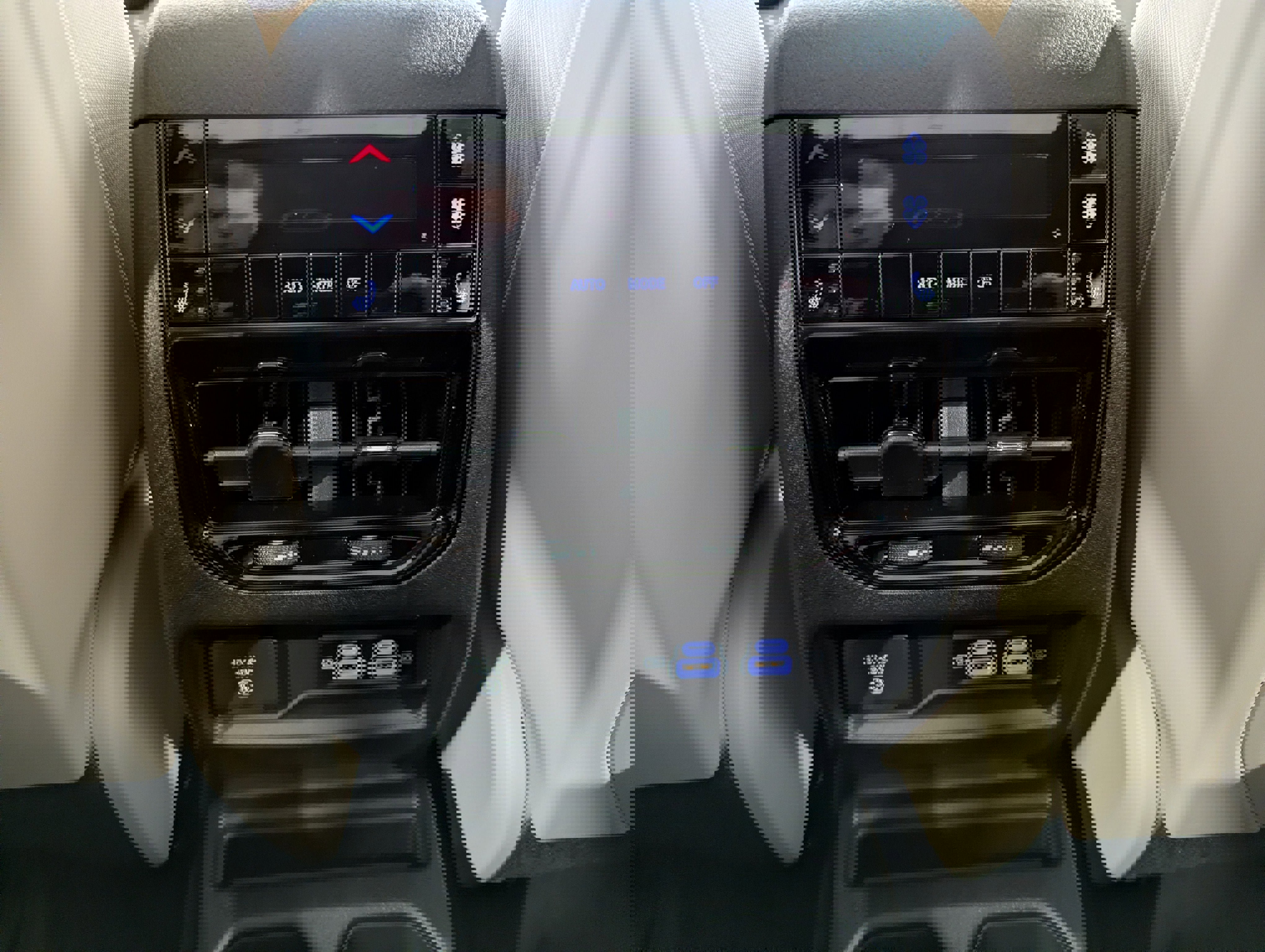 New 2025 Jeep Grand Cherokee L Limited w/ Luxury Tech Group II image 13