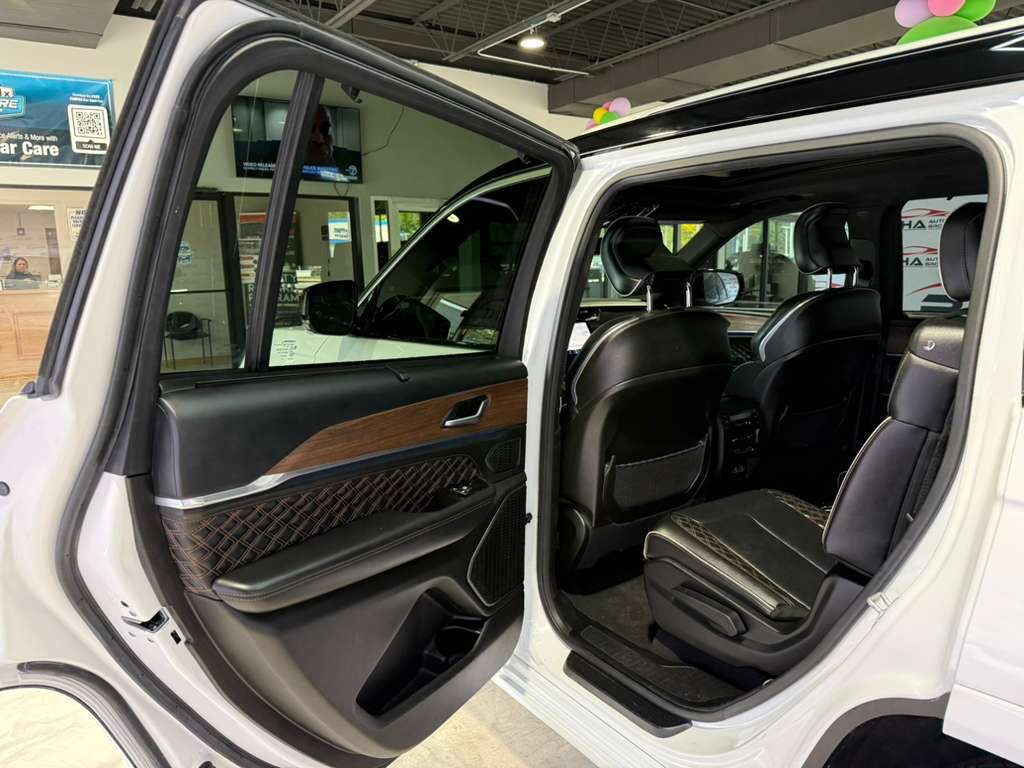 Used 2023 Jeep Grand Cherokee L Summit w/ Advanced Protech Group IV AWD/4WD image 38