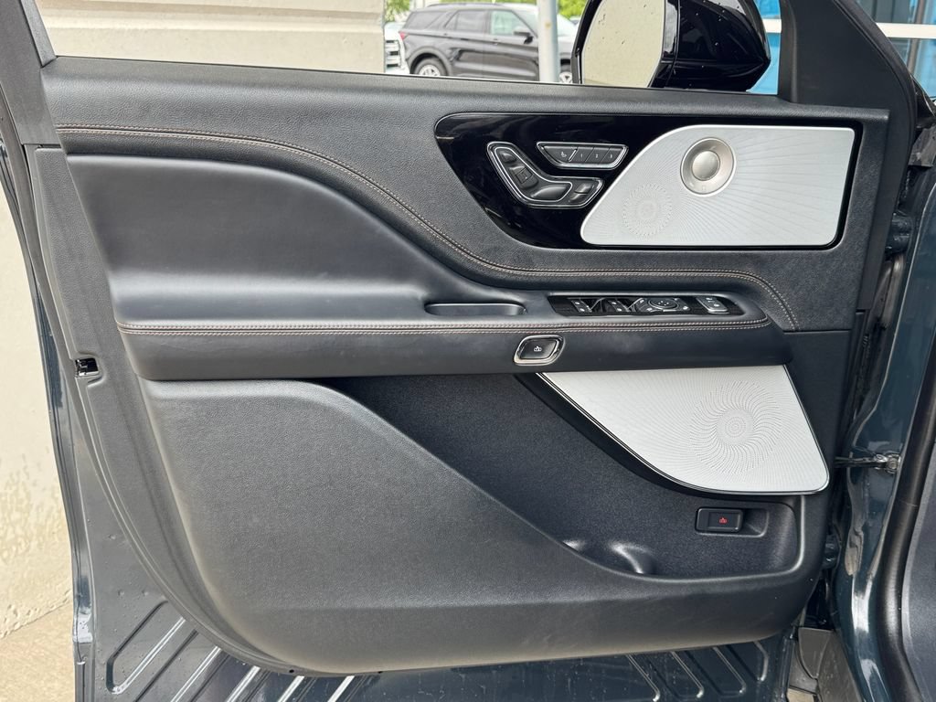 Used 2025 Lincoln Aviator Black Label AWD/4WD image 17